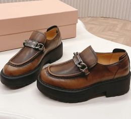 Mocassins de créateurs chaussures petites chaussures en cuir plate-forme femmes robe chaussure de haute qualité en cuir véritable pantalons Vintage effacer lettrage classique