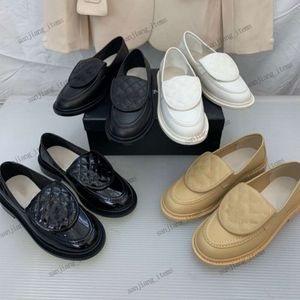 Mocassins de styliste pour femmes, chaussures habillées, rabat matelassé plat, mocassins de styliste, printemps 2024, boucle de luxe avec chaîne, sandales mocassins en perles, couleur beige et noir