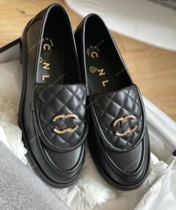 Designer Loafers Dames Nette schoenen Platte gewatteerde Loafers Platte leren schoenen CCly Voor dames Luxe Dikke hakken Hardware Winter Zwarte schoenen Beige