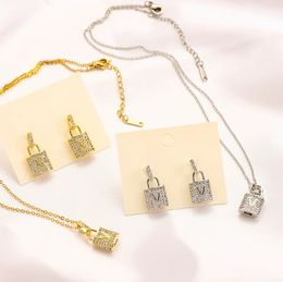 Pendientes de bloqueo de diseñador, collar, joyería para mujer, cristal que nunca se desvanece, diamantes de imitación, colgante chapado en oro de 18 quilates, cobre, moda para mujeres, amantes de la boda, regalo Y23357