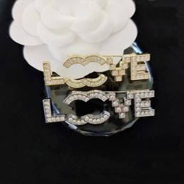 Diseñador Love Pearl Pins broches Regalo de lujo Diseño de joyería para mujeres Broches de alta calidad18K Chapado en oro Acero inoxidable Broches que no se desvanecen Love Jewelry