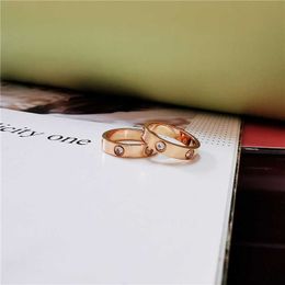 Diseñador LOVE Ring Luxury Top Versión coreana Tendencia de moda para mujer Simple y versátil Anillo de acero de titanio Accesorios Joyería Regalo romántico del día de San Valentín