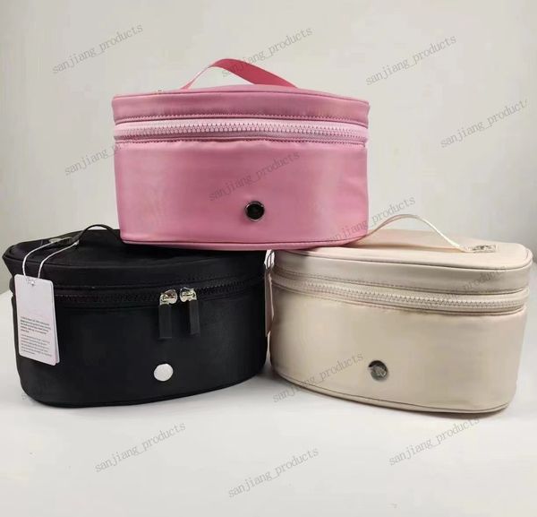 Bolsa de maquillaje de diseñador Lu Bolsas de yoga rosa al aire libre Kit ovalado para mujeres 3.5L Capacidades de almacenamiento de maquillaje de gimnasio Luxury Cosmetic Bag Pack Pack Bastrees Almacenamiento Bolsos de municipio