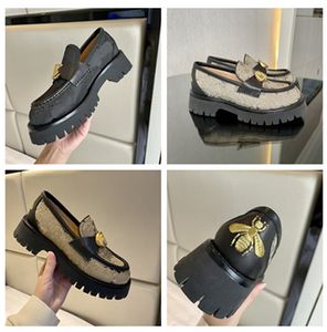 Zapatos de vestir de suela de lengüeta de diseñador, zapatos de suela gruesa negros de moda para mujeres y niñas informales con mocasines de plataforma negros de cuero con hebilla de metal