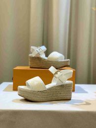 Diseñador Sandalias de lujo Sandalia de tacón alto Pombas de plataforma de evasión para mujeres zapatos de tacón de cuero zapatos de moda dama bordado sandalia nuevas llegadas
