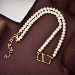 Collier de luxe classique en laiton de marque française, lettre de perle incrustée de strass en or de haute qualité en cuivre pour dames, bijoux de charme, cadeau de mode pour mère