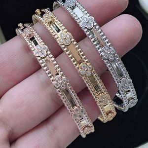 Bracelet de trèfle Van Gold de luxe de luxe 18k avec cristaux étincelants et diamants Symbole ultime de l'amour et de la protection Un cadeau parfait pour les filles VHXW