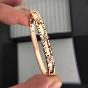 Bracelet de luxe Van Clover en or 18 carats avec cristaux étincelants et diamants, symbole ultime d'amour et de protection, un cadeau parfait pour les femmes et les filles Kje5