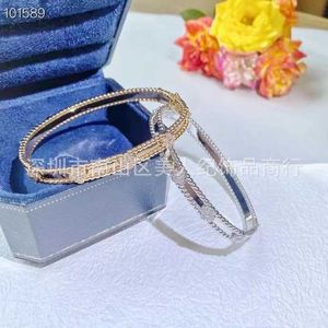 Bracelet de trèfle Van Gold Van de luxe de luxe 18k avec cristaux étincelants et diamants Symbole ultime de l'amour et de la protection Un cadeau parfait pour les filles vbgj