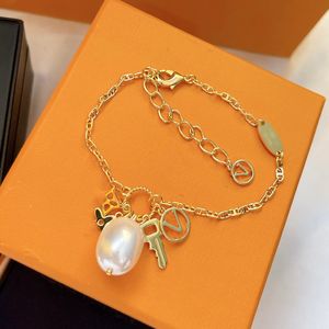 Designer de luxe 2024 Nouveau bracelet en laiton célèbre marque française classique croix vieille fleur perle clé multi-élément pendentif femmes charme bijoux mère cadeau de mode