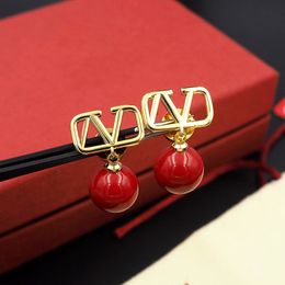 Designer luxe 2024 nouvelles boucles d'oreilles en laiton célèbre marque française classique en forme de V lettre pendentif en résine rouge femmes charme bijoux fille à la mode cadeau exquis