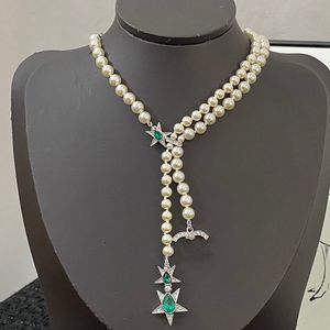 Designer Luxe 2024 Nieuwe Ketting Beroemd Frans Merk Klassiek Smaragd Vijfpuntige Ster Parel Hanger Ingelegd Strass Vrouwen Charme Sieraden Meisje mode Cadeau