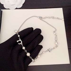 Designer luxe 2024 nouveau collier de perles célèbre marque française classique double alphabet numéro 5 quatre feuilles d'herbe multi-éléments en laiton matériel charme bijoux femmes