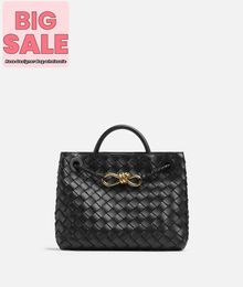 Designer Luxury Bag Small Andiamo Botegavenetas Small Intrecciato lederen bovengreeptas met kenmerkende knoopdetail en glijdende cross-body riem zwart