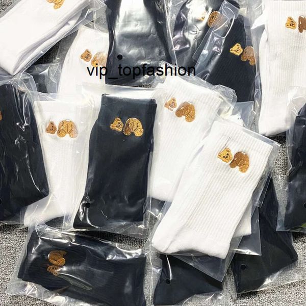 designer luxe noir et blanc femmes coton chaussettes style personnalisé broderie tête cassée ours en ligne populaire mode sport tendance coton chaussette