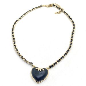 Designer Luxury Black Le cuir en laiton Collier France France Bijoux Brand Classic Double Letter Heart Pendant Femmes Colliers de charme Colliers Soeur Cadeau