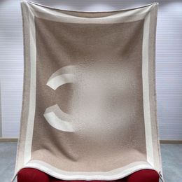 Mantas de lujo de diseñador Cachemira de lana real espesar tamaño grande 140 * 190 cm Manta de señalización patrón de letra clásico para viajes en automóvil al aire libre en interiores y regalos de festivales