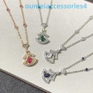 Diseñador Marca de lujo Joyería Collares V-oro Tesoro Falda pequeña Colgante Collar en forma de abanico Verde Rojo Azul Saltando Corazón Collar Moda