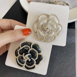 Broche de luxe de styliste, broche en perles camélia pour femmes, écharpe en soie haut de gamme, broche à boutons, broche en métal Kawaii Brook