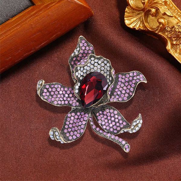 Diseñador Broche de lujo Broche de peonía de cristal exagerada Pernos de abrigo para mujer Accesorios de ramillete Grandes flores Accesorios de ropa de alta gama