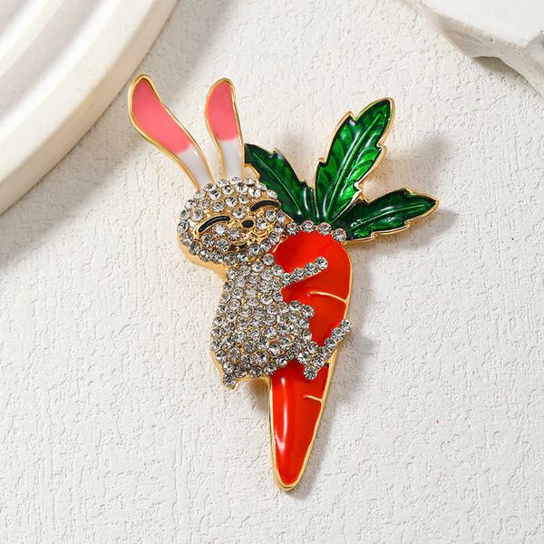 Broche de lujo de diseñador, broche bonito de conejo y zanahoria con diamantes de imitación, accesorios de Pin para chaqueta, accesorios de ramillete de serie Animal