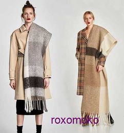 Designer Luxury Bur Home foulards à vendre Nouveau Automne Hiver Épais Plaid Long Gland Imitation Cachemire Écharpe Cou Contraste Châle