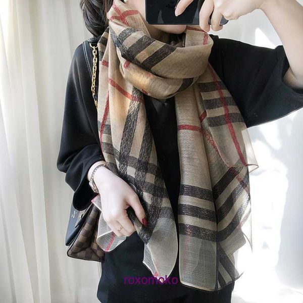 Designer Luxury Bur Home foulards à vendre Foulard en Soie Femmes Printemps À La Mode Versatile Plaid Vague D'eau Motif Mulberry Mince Long Châle et Automne