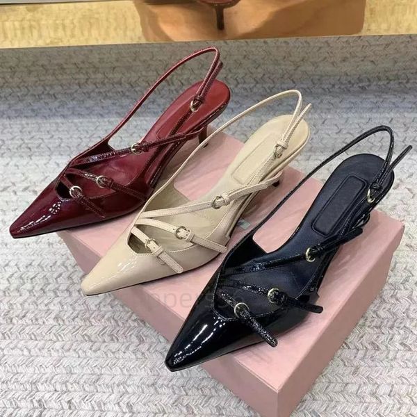 Diseñador de lujo Borgoña Tacones bajos Leathe Slingback con zapatos de vestir con hebilla negra Correa de tobillo minimalista y de moda Tacones de gatito Sandalias para mujer con caja de zapatos