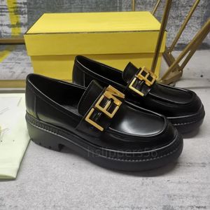 Designer Luxury Casual Chaussures Nouveau automne Taiwan British Small Engine Chaussures Métal Chaîne Metal Talon épais Sole Sole Single Single Simple Classic Womens Casual Chaussures