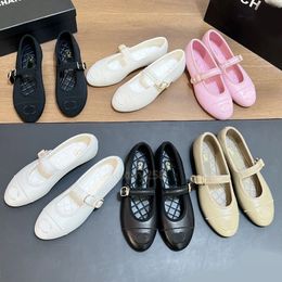 Designer Luxury Channel Ballet Flat Chaussures Mary Jane Sandales Sandales à la mode classique Casual Chaussures Femmes chaussures plates Chaussures Chaussures Office noir blanc