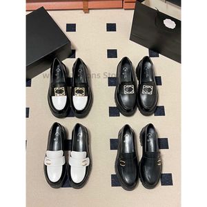 Designer Luxury Channel Classic Flat Logs chaussures Lock Decoration Dames Dames Robe Shoe Sandale Females Round Head Slippers