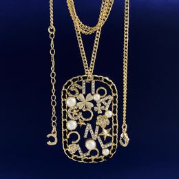 Collier de luxe classique en trèfle creux avec perles et lettres numériques incrustées de diamants d'eau utilisant une chaîne cubaine en laiton, collier à breloques, cadeau pour mère