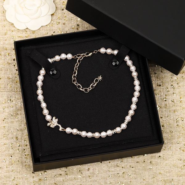 Collier de perles blanches françaises de luxe classique, double lettre incrustée de diamant d'eau, bijoux de haute qualité, collier de charme, cadeau de mode, livre à une mère enseignante