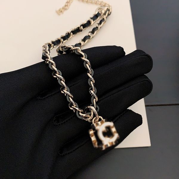 Collier classique de luxe de créateur, pendentif en forme de dés carré avec lettres blanches, chaîne en corde en cuir noir, bijoux en laiton, cadeau d'anniversaire pour sœurs de 18 ans