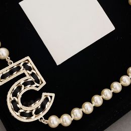 Collier de perles classiques de luxe de luxe, double lettre française incrustée de strass en cuir noir, matériau en laiton à 5 mots, collier à breloques pour femmes, cadeau pour mère