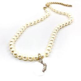 Collier de perles blanches classiques de luxe de luxe incrusté de strass, pendentif double lettre, matériau en laiton, collier de charme pour femmes, cadeau surprise pour mère