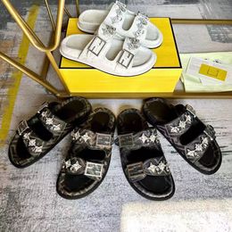 Designer Luxury Designer Men Sandals Chaussures plates 2024 Nouvelles pantoufles pour femmes en strass de haute qualité Chaussures de plage confortables Sage de plage décontractée 35-45 avec boîte
