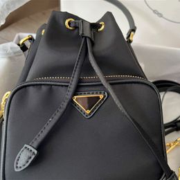 Diseñador de lujo Duet Triangle Re-Nylon Bucket bag Pequeño triángulo Logo negro Cordón Cruzado Nylon Bolsos con asa de cuero 1BH038