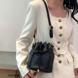 Designer Luxe mode Cross Body tassen Modieuze en minimalistische emmertas 2024 Nieuwe veelzijdige westerse stijl Crossbody damestas met één schouder