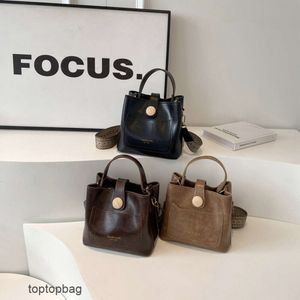 Diseñador de moda de lujo Bolsos cruzados Diseño de nicho francés Bolso de cubo versátil Bolso de mujer cruzado de un solo hombro de moda y estilo occidental