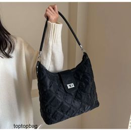 Diseñador Moda de lujo Bolsas cruzadas Gran capacidad Lingge Tote para mujer Bolso para mujer Instagram Versión coreana Moda Internet celebridad Mismo simple un hombro