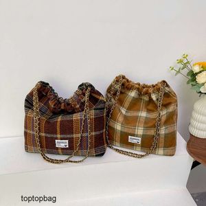 Diseñador de moda de lujo Bolsas cruzadas Bolso para mujer 2023 Otoño / Invierno Nuevo diseño de lana a cuadros Bolso de cubo con cadena Bolso de mujer de un solo hombro de moda y de moda