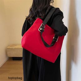 Bolsos de noche de moda de lujo de diseñador 2024 Nuevo bolso de mano de viaje de gran capacidad Moda versátil Color sólido Nylon Solo hombro Crossbody Casual Bolso para mujer