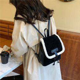 Diseñador Bolsos de noche de moda de lujo Otoño e invierno Nuevo estilo coreano Bolso de terciopelo de piel de ciervo de moda con bolso de hombro combinado mate y PU para mujer Versa