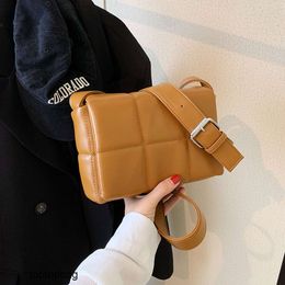 Diseñador Bolsos de hombro de moda de lujo 2023 Nuevo hilo cuadrado Bolso de tofu versátil Bolsa de cuerpo cruzado de hombro individual para mujeres