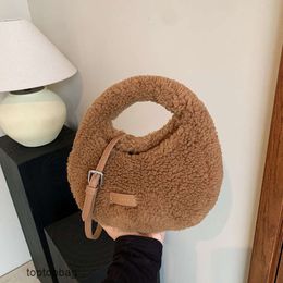 Designer Sacs à bandoulière de mode de luxe 2023 Célébrité Internet avec le même style de sac à main de fourrure tendance polyvalente Westernstyle une épaule sac à bandoulière coréen