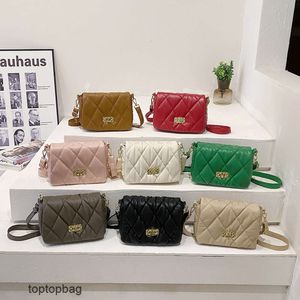 Diseñador de moda de lujo Bolsas de hombro 2023 Nuevo Xiaoxiangfeng Lingge Hilo bordado Lock Hebilla Bolsa Moda Tendencia Crossbody Bolsa para mujer