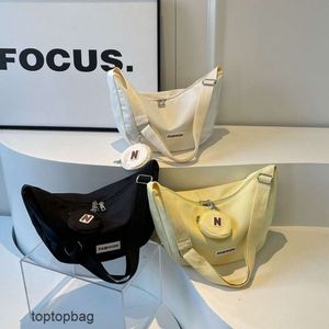 Sacs à bandouliers de mode de luxe de luxe 2024 Nouvelle mode et simple sac à bandoulière en nylon en nylon
