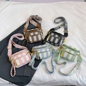 Diseñador Bolsas de hombro de moda de lujo 2024 Nuevo motocicleta de moda y moda Bolsa para mujer Celebridad del mismo estilo Versátil Versátil Bolsa de sillín de cuerpo cruzado