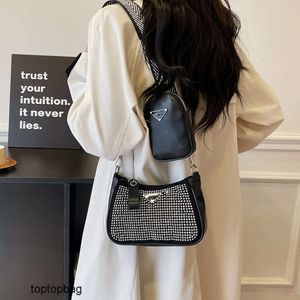 Diseñador de moda de lujo Bolsos de hombro Tendencia de moda PU Crescent Bag 2024 Nuevo versátil y elegante bolso cruzado de un solo hombro para mujer